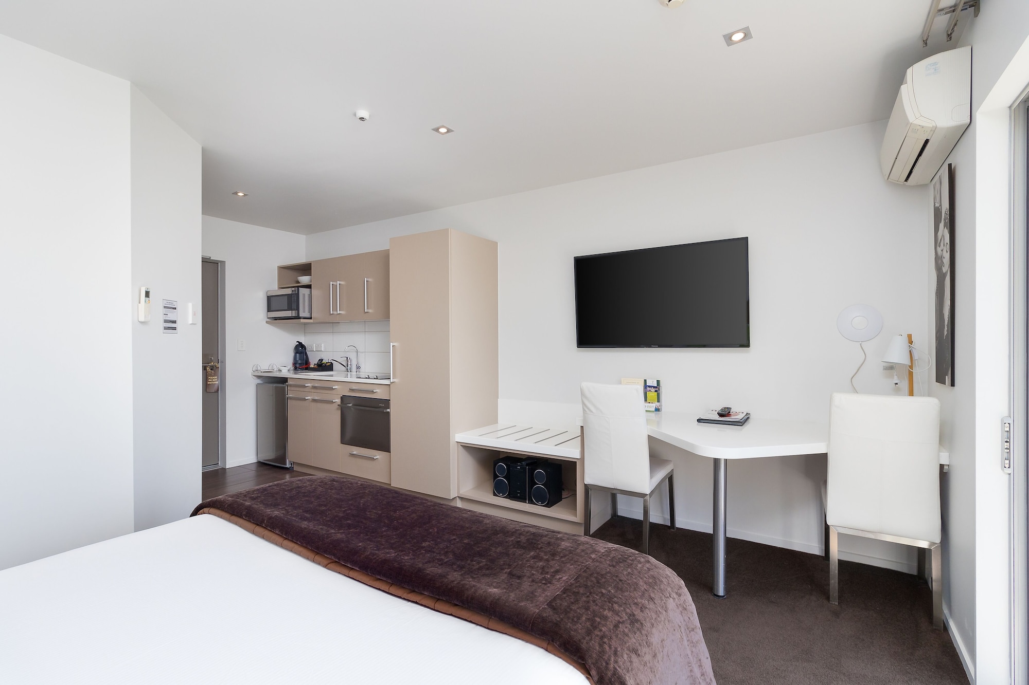 STUDIO, QUEEN BED