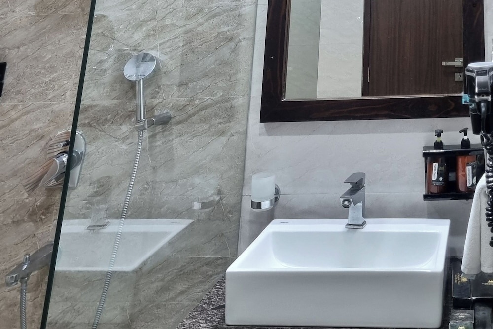 غرفة بريميوم بسرير كينج، HOTEL LABH GARH PALACE 6/8