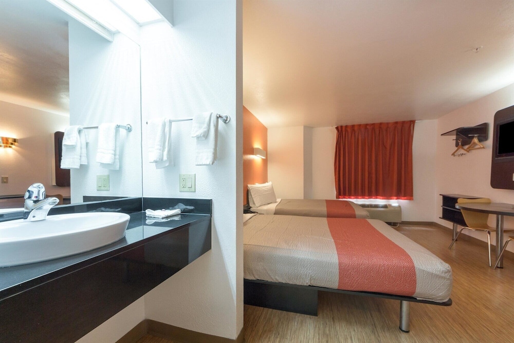 Motel6 Dallas, TX - Northeast 45/45