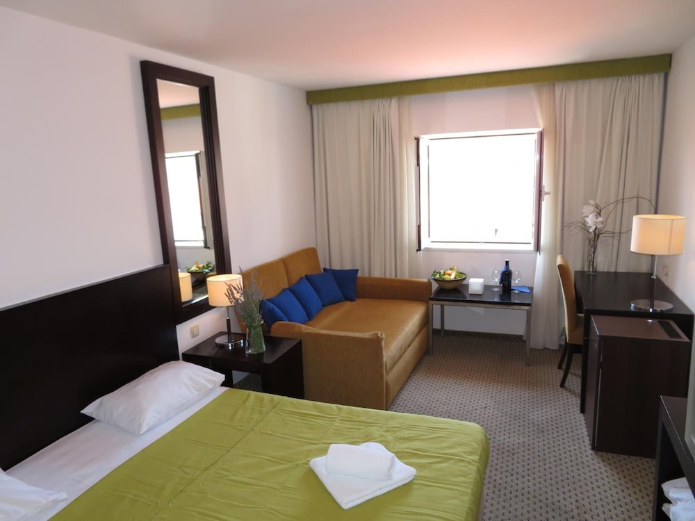 INTERNATIONAL HOTEL 24/34
