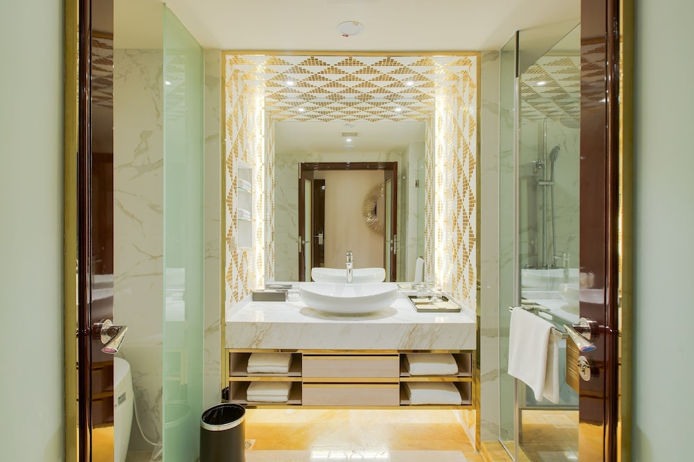 NagaWorld Hotel & Entertainment Complex 50/50