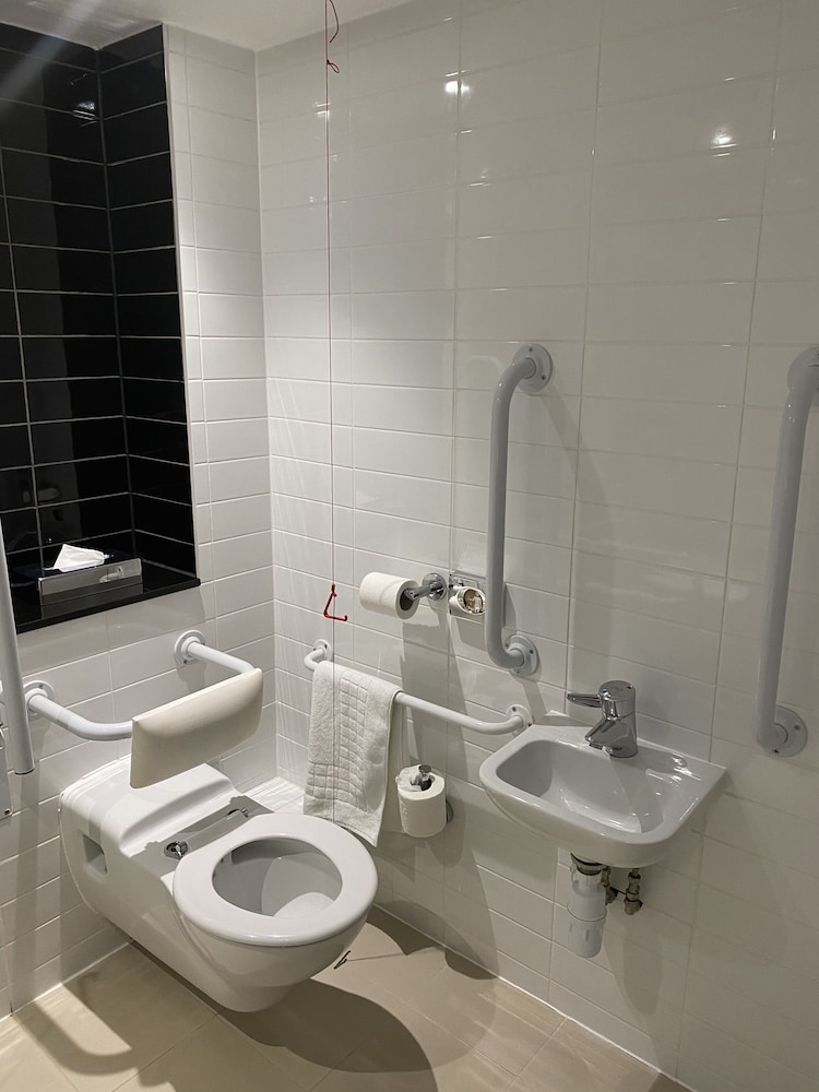 Holiday Inn Express Windsor 24/74