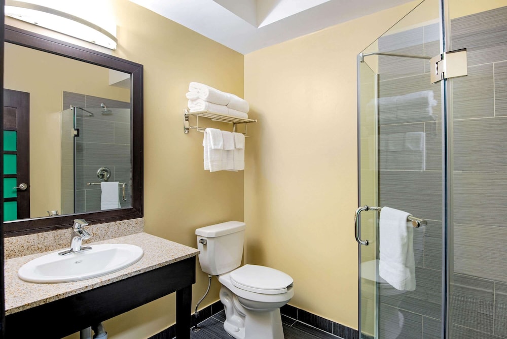 La Quinta Inn & Suites by Wyndham Oshawa 18/48