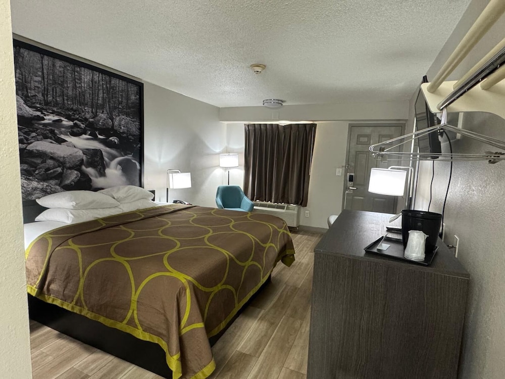 Super 8 by Wyndham Charleston WV 8/34