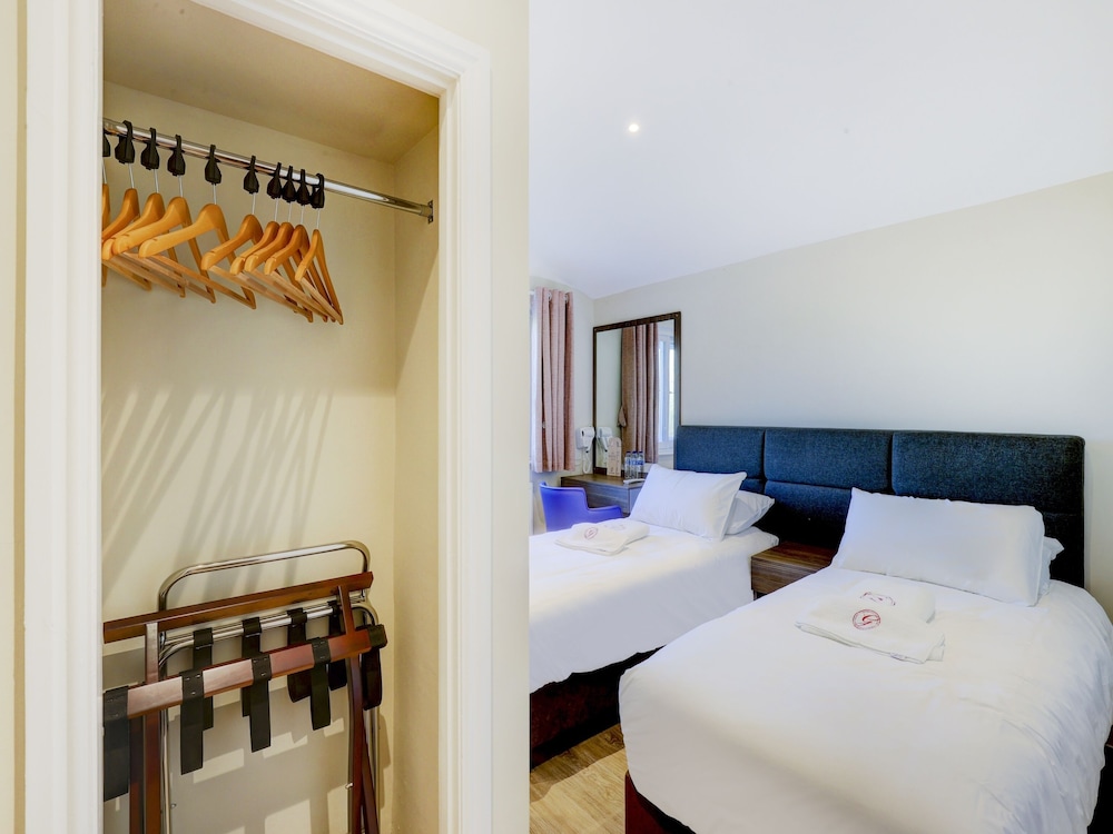 The Gissons Hotel 25/50