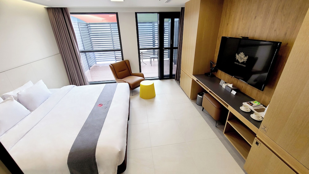 Hollywood, Twin Beds, Balcony