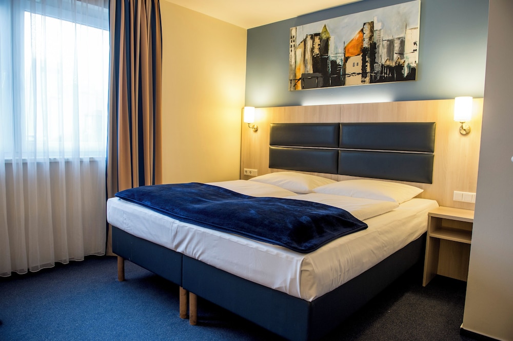 ROOM, DOUBLE BED