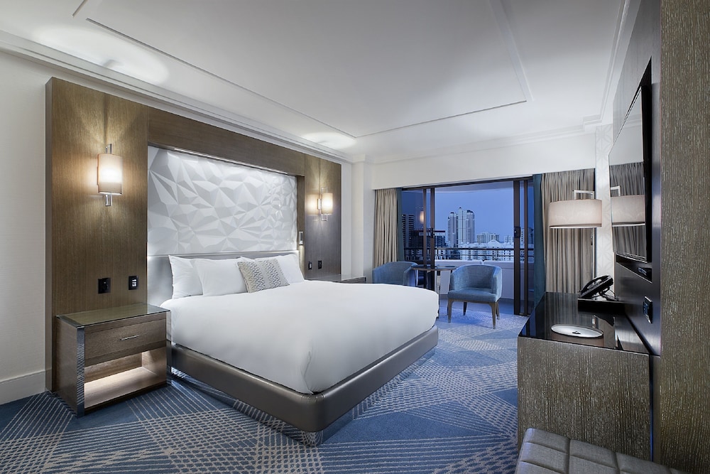 DELUXE, KING BED, BALCONY, CORNER