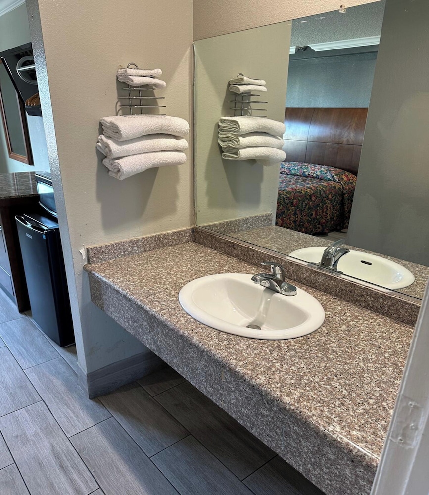 Heritage Inn And Suites 52/58