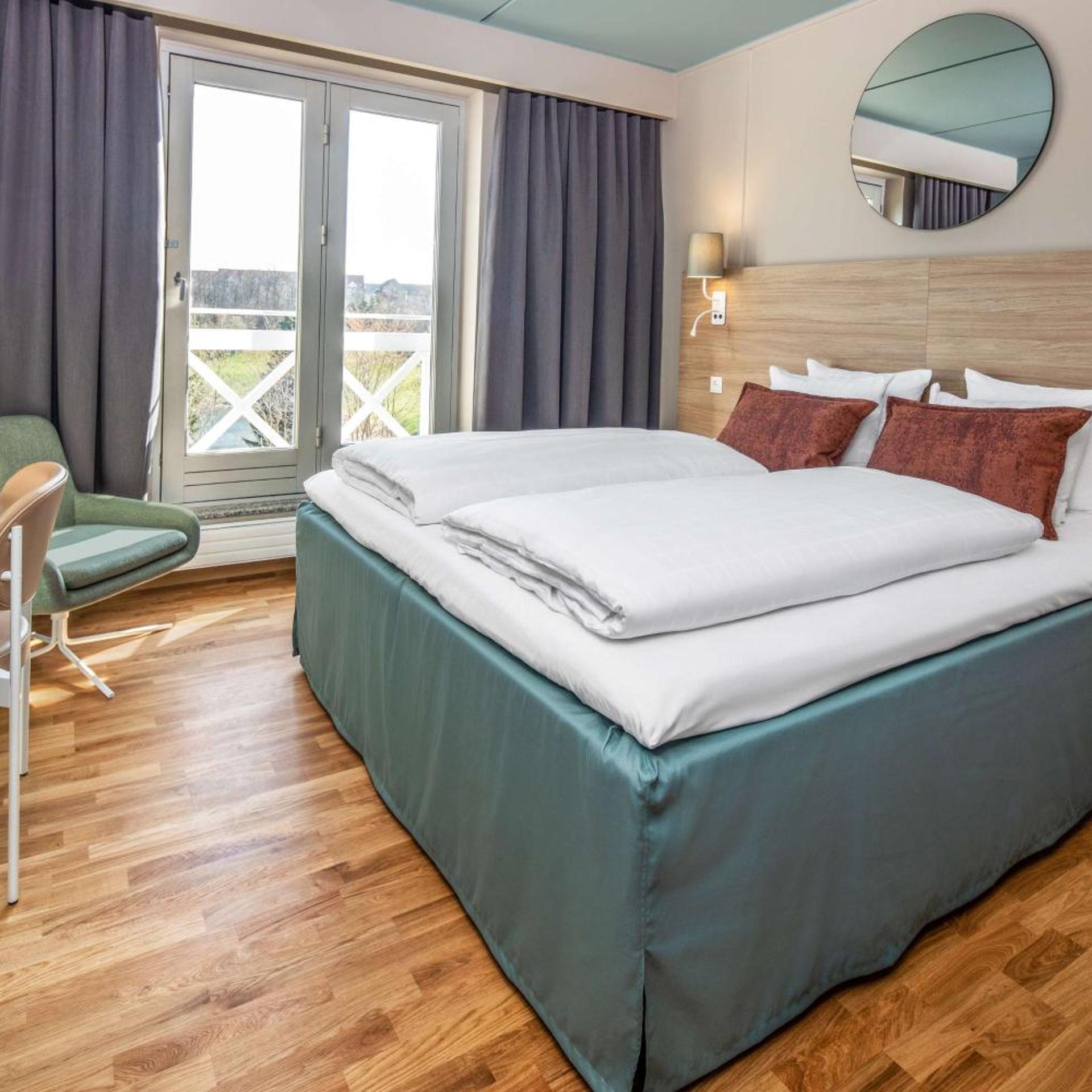 ROOM, DOUBLE BED