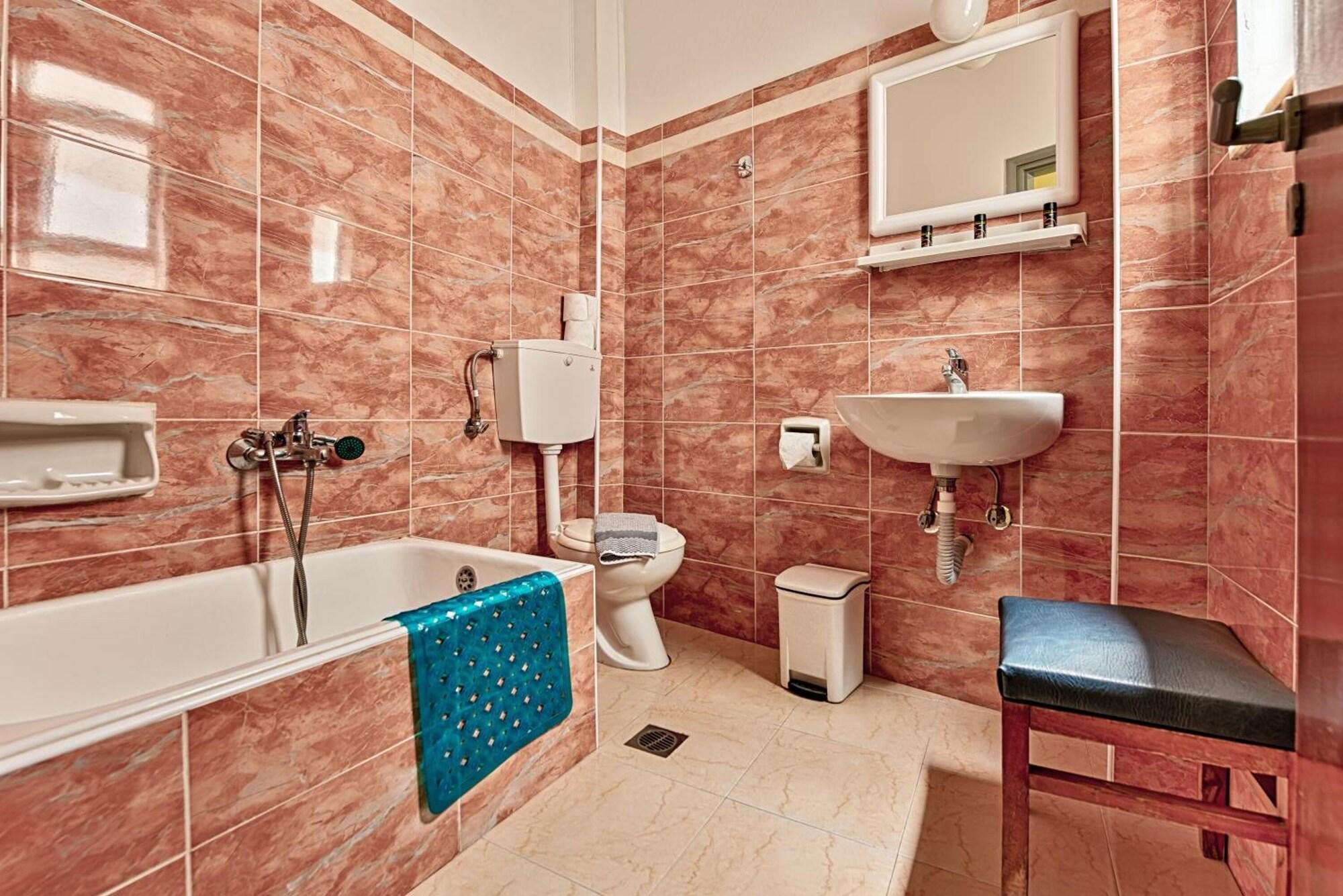 Lucia Hotel 47/47