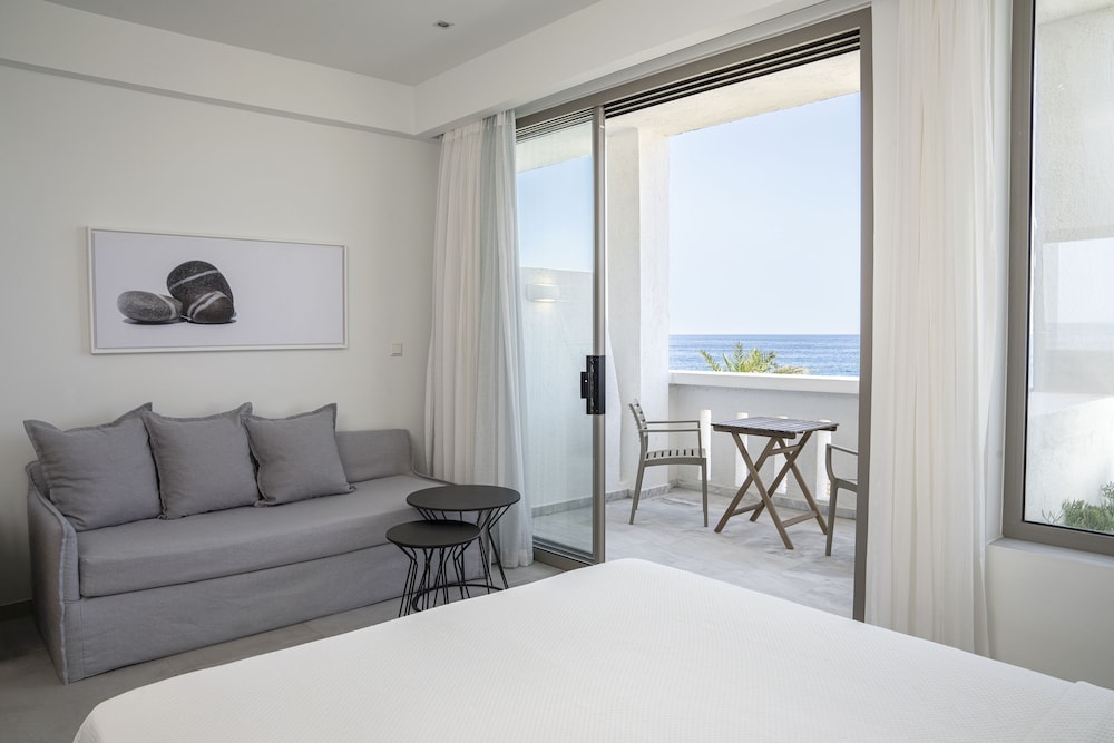 Maritimo Beach Hotel 47/65