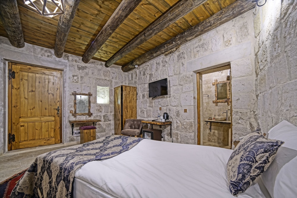 Risus Cave Suites 14/55
