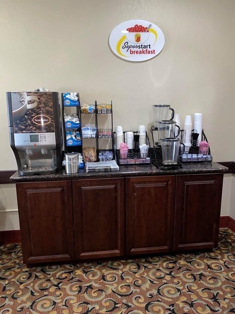 Super 8 by Wyndham Great Bend 20/25