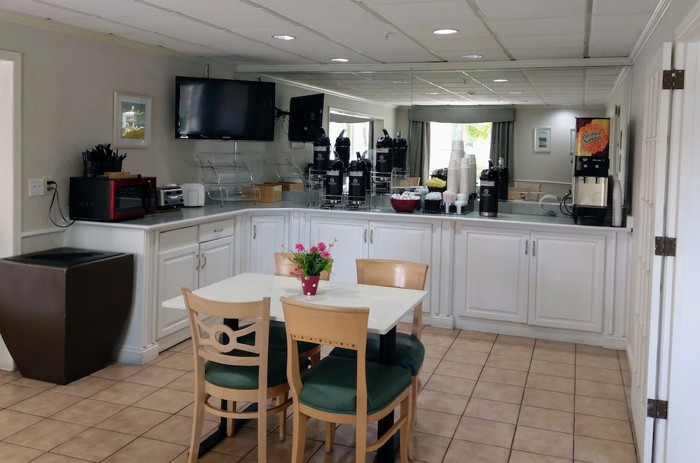 La Quinta Inn & Suites by Wyndham Melbourne Viera 42/56