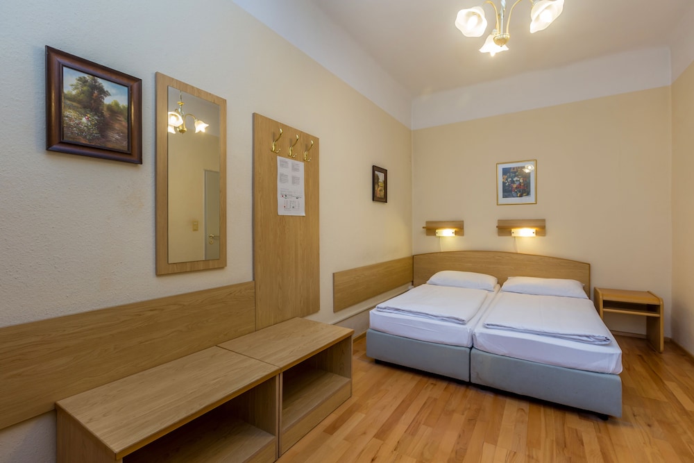 ROOM, DOUBLE BED, SMALL