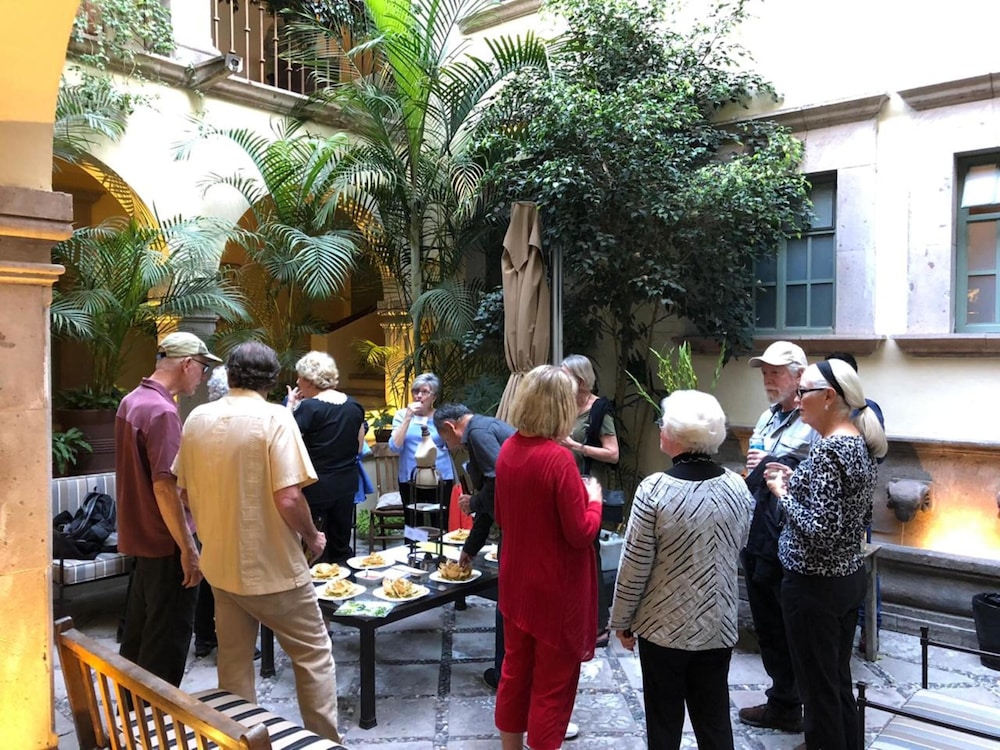 El Palomar Hotel 8/50