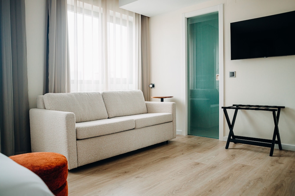 Next Level Premium Hotel 40/60