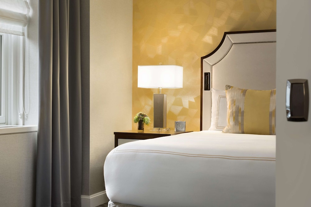 1 BEDROOM, SUITE, KING BED, BAY VIEW