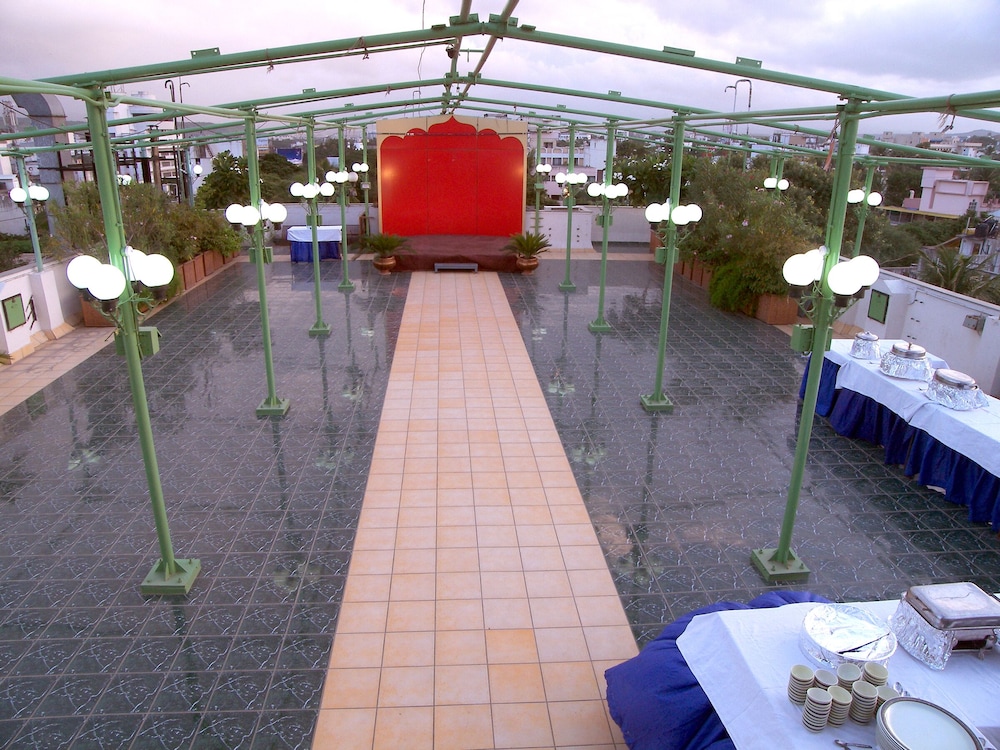 Hotel Shreyas 4/40