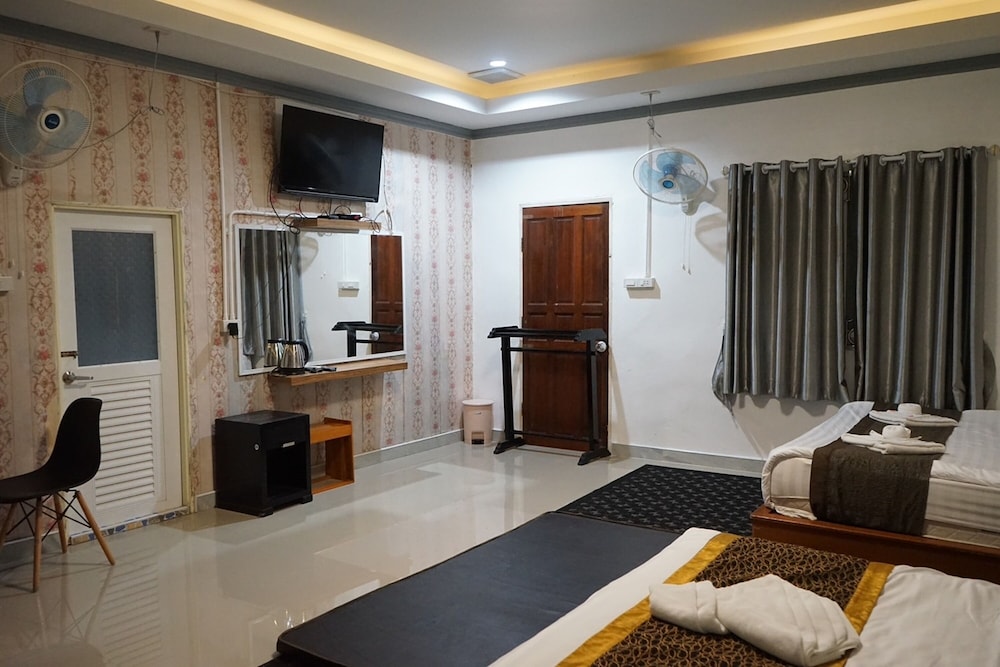 Chaiyai Riverfront Hotel 18/50