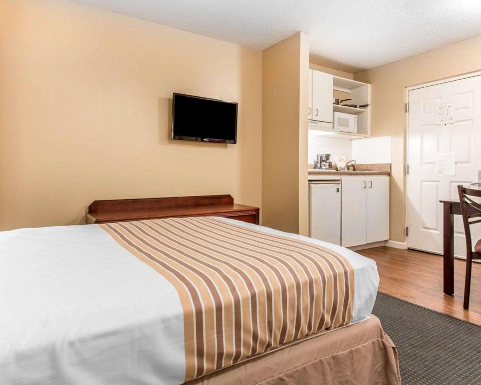 Efficiency, 2 Double Beds, Smoking، Suburban Studios Kennesaw Marietta North 2/4