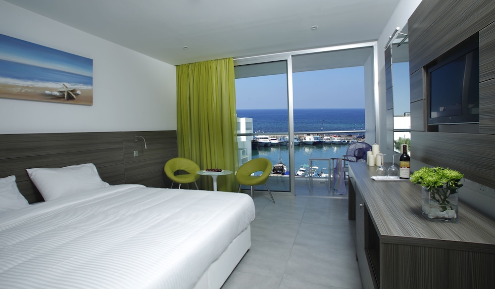Limanaki Beach Hotel & Suites 13/36