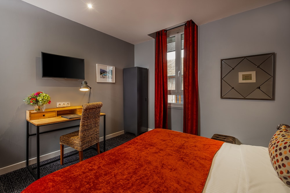 Superior, Queen Bed, Nouvel Hotel 3/6