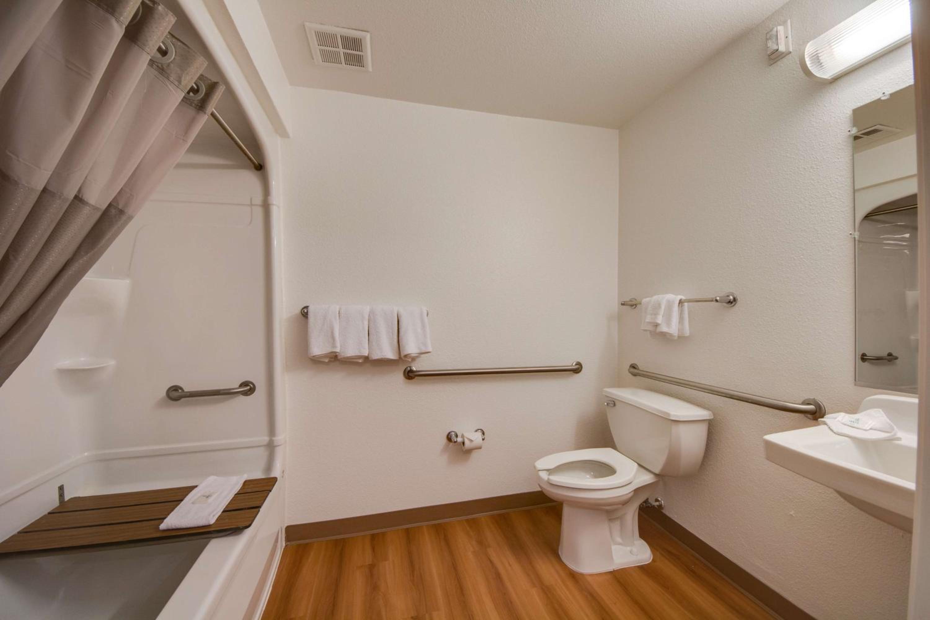 ROOM, QUEEN BED, ACCESSIBLE