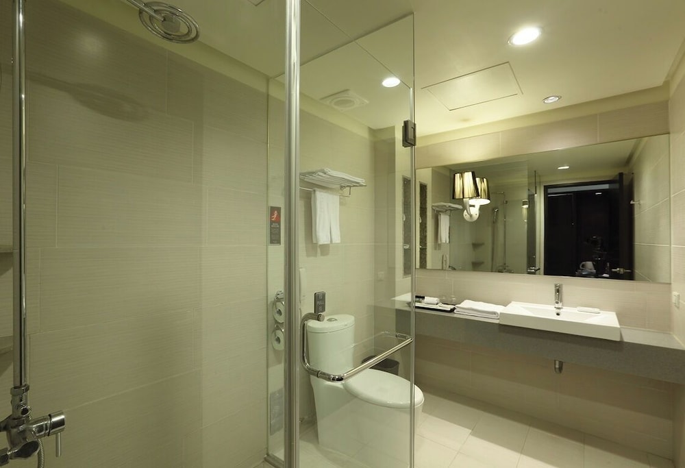 Urban Hotel 33 66/69