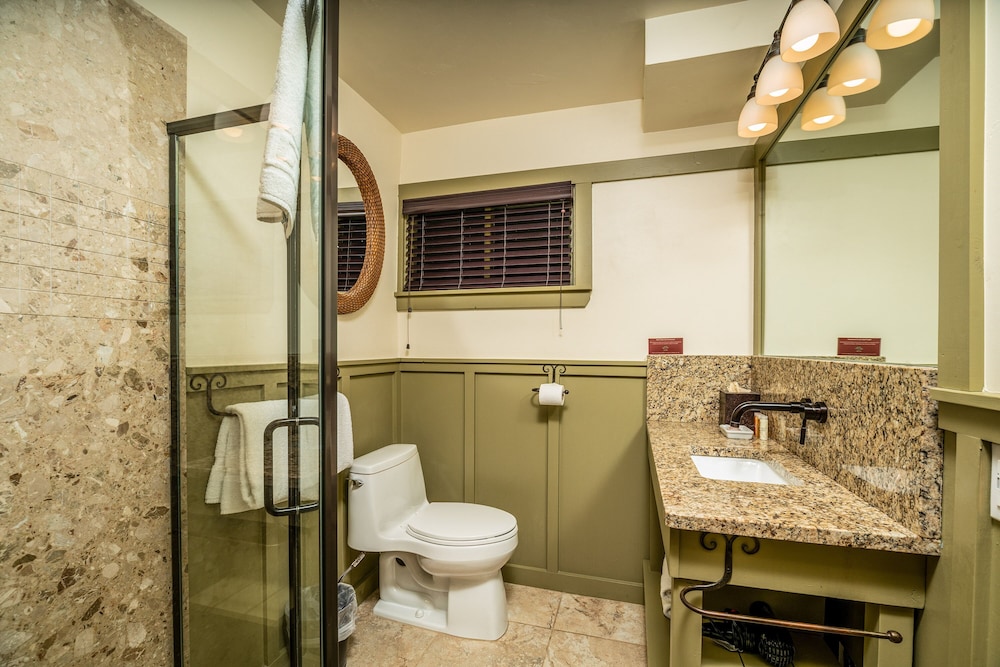 Highland Haven Creekside Inn 49/50