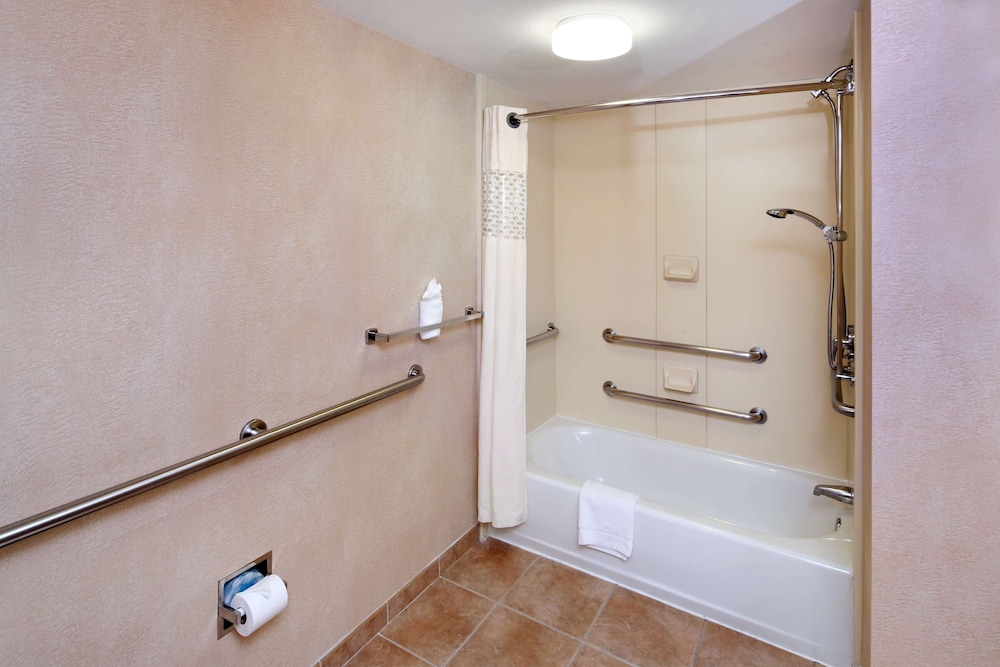 Hampton Inn & Suites Arlington Crystal City DCA 28/64