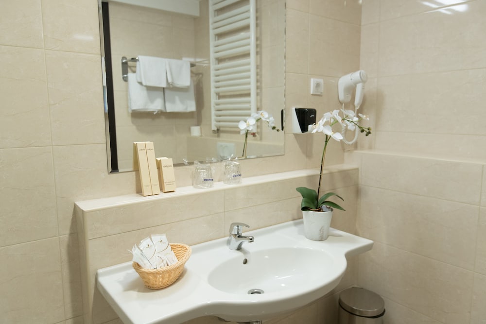 New City Hotel and Restaurant Nis 23/56