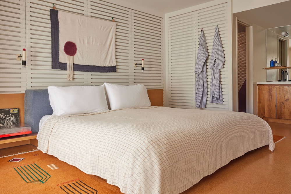 DELUXE, KING BED, PATIO