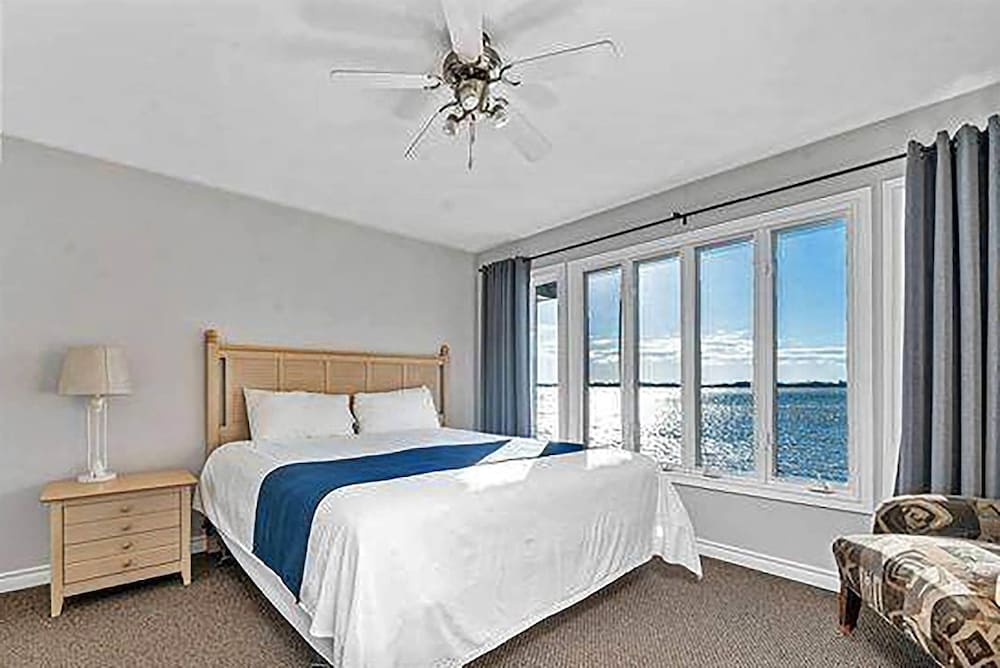 Standard, King Bed, Beach Front, Sofa, Jetted Tub