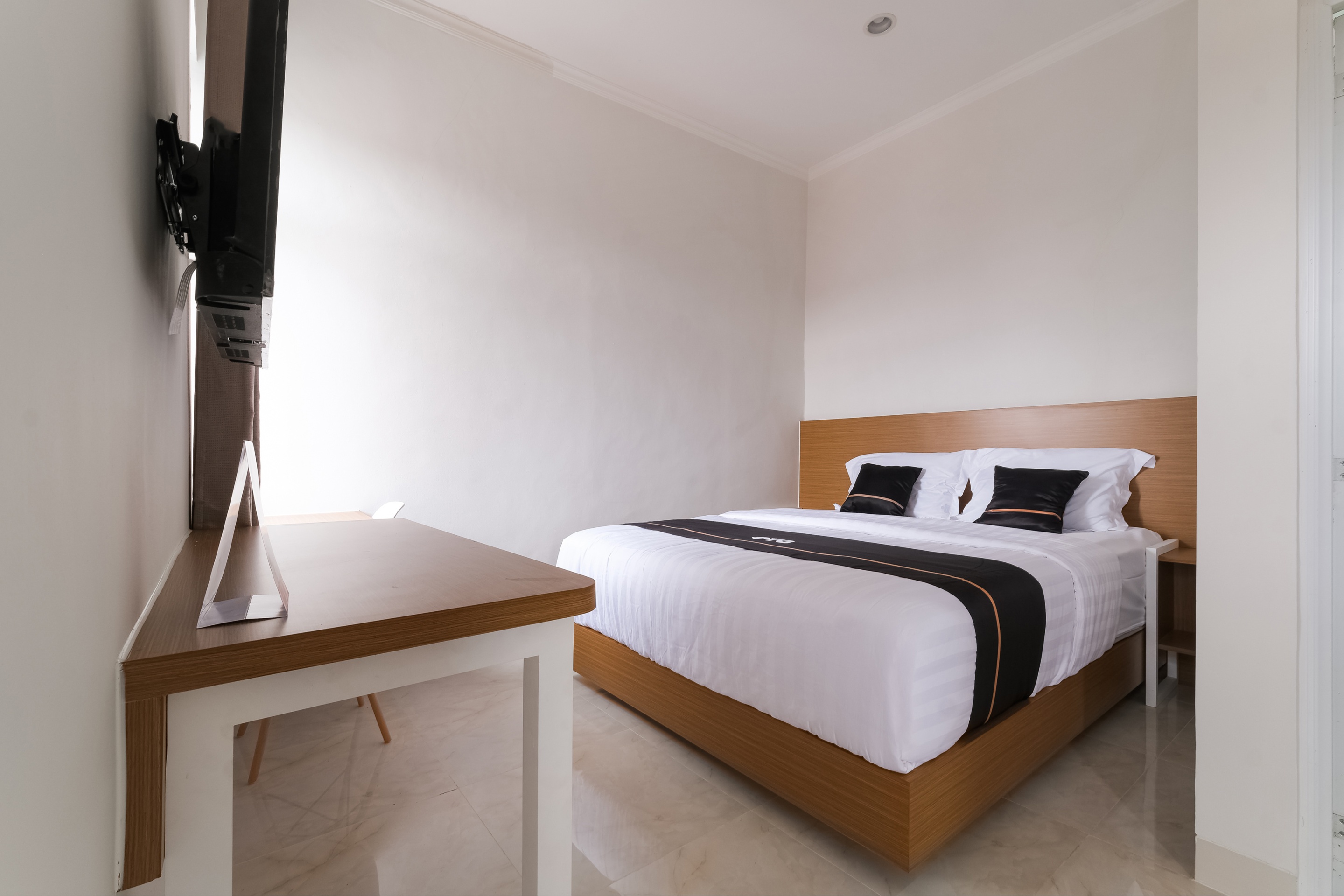 Collection O near Ambarrukmo Plaza Mall formerly Damar Kusumo Guest House 11/23