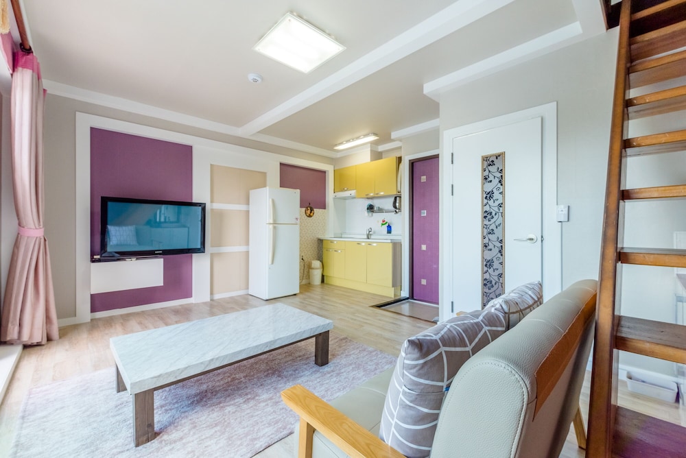 Tongyeong Pungcha Maeul Iris Pension 34/50