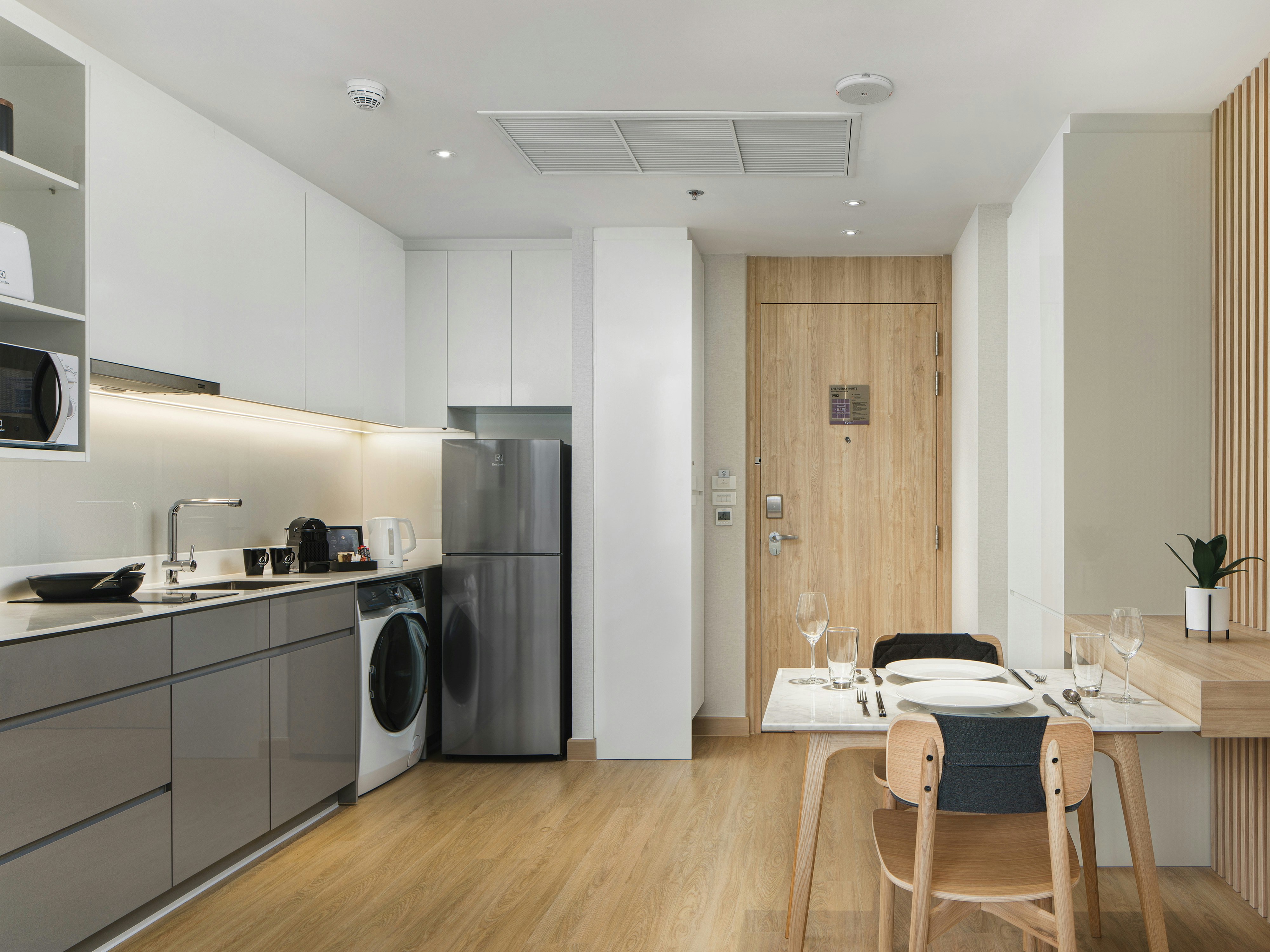 Oakwood Suites Bangkok 24/42