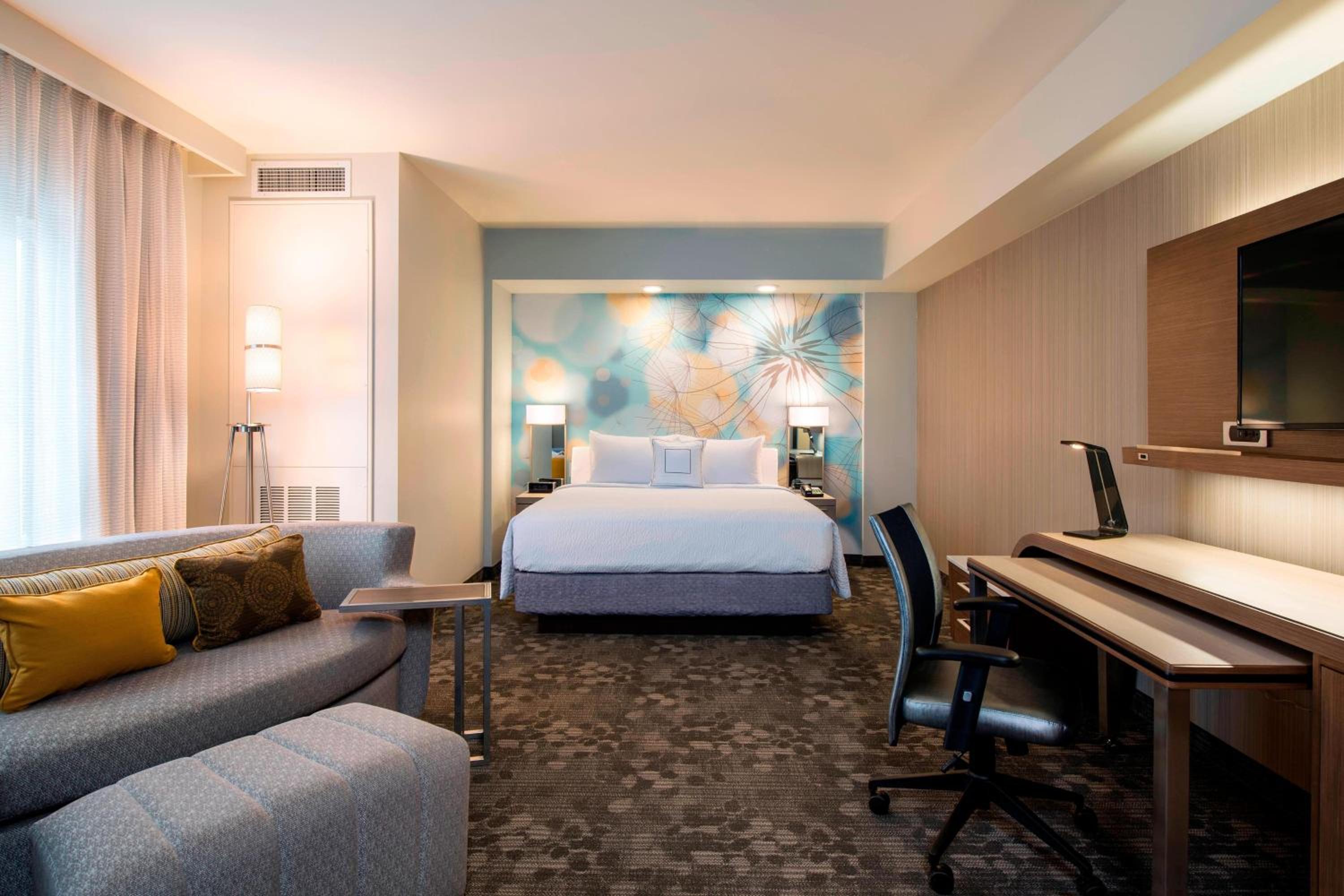 Room at Courtyard By Marriott Calgary South, CALGARY