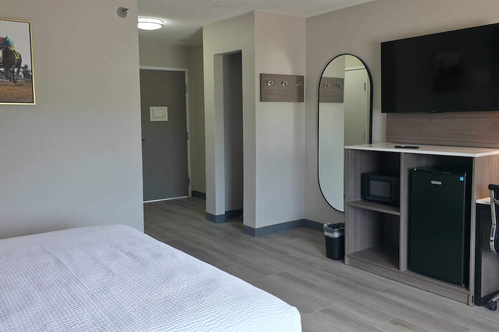 Baymont by Wyndham Louisville Southwest 23/34