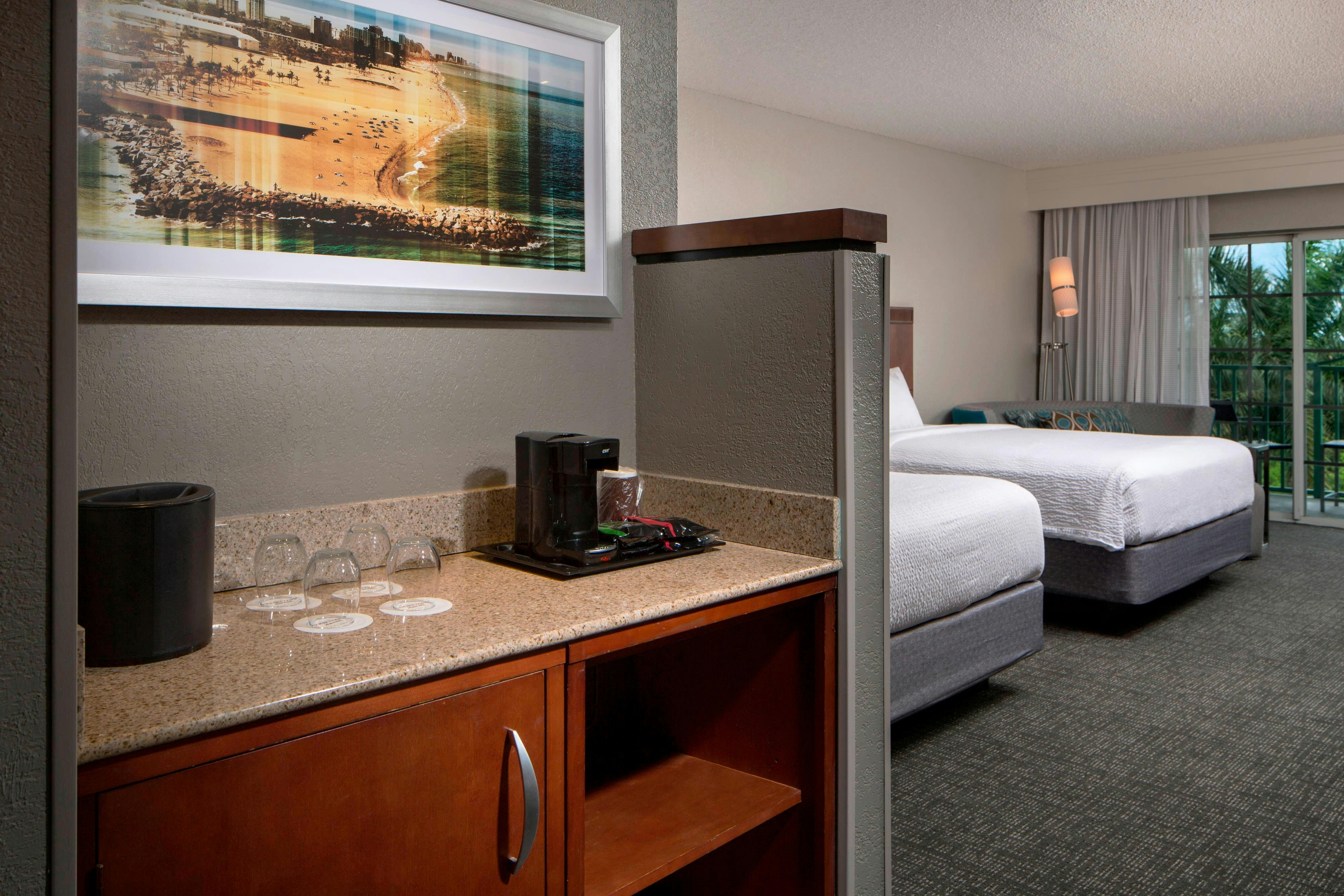 Room, Queen Bed, Courtyard Fort Lauderdale Airport and Cruise Port 2/3