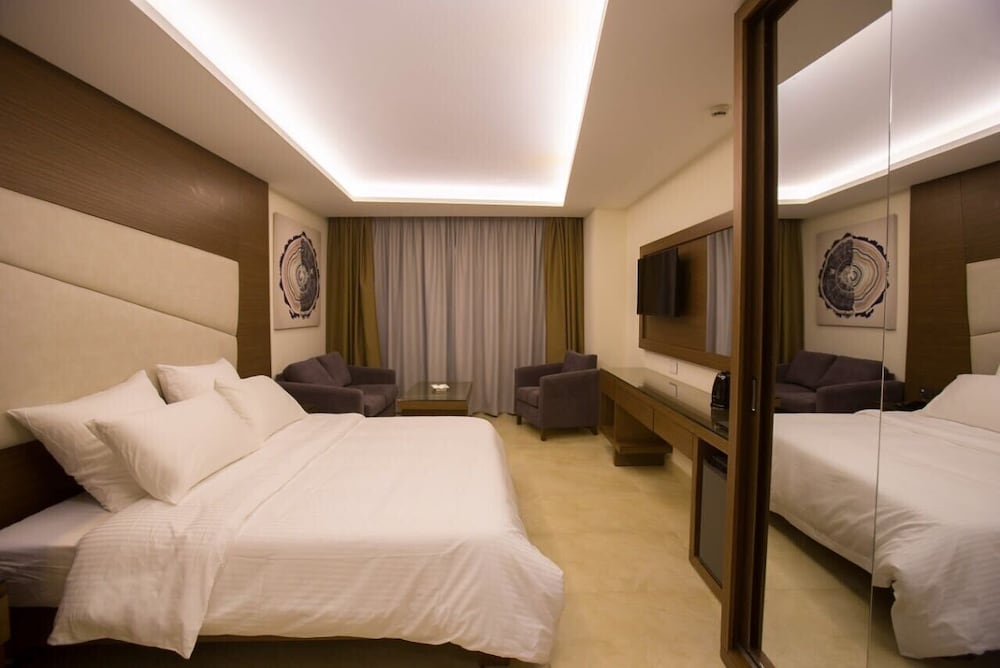 Opera Hotel 15/40