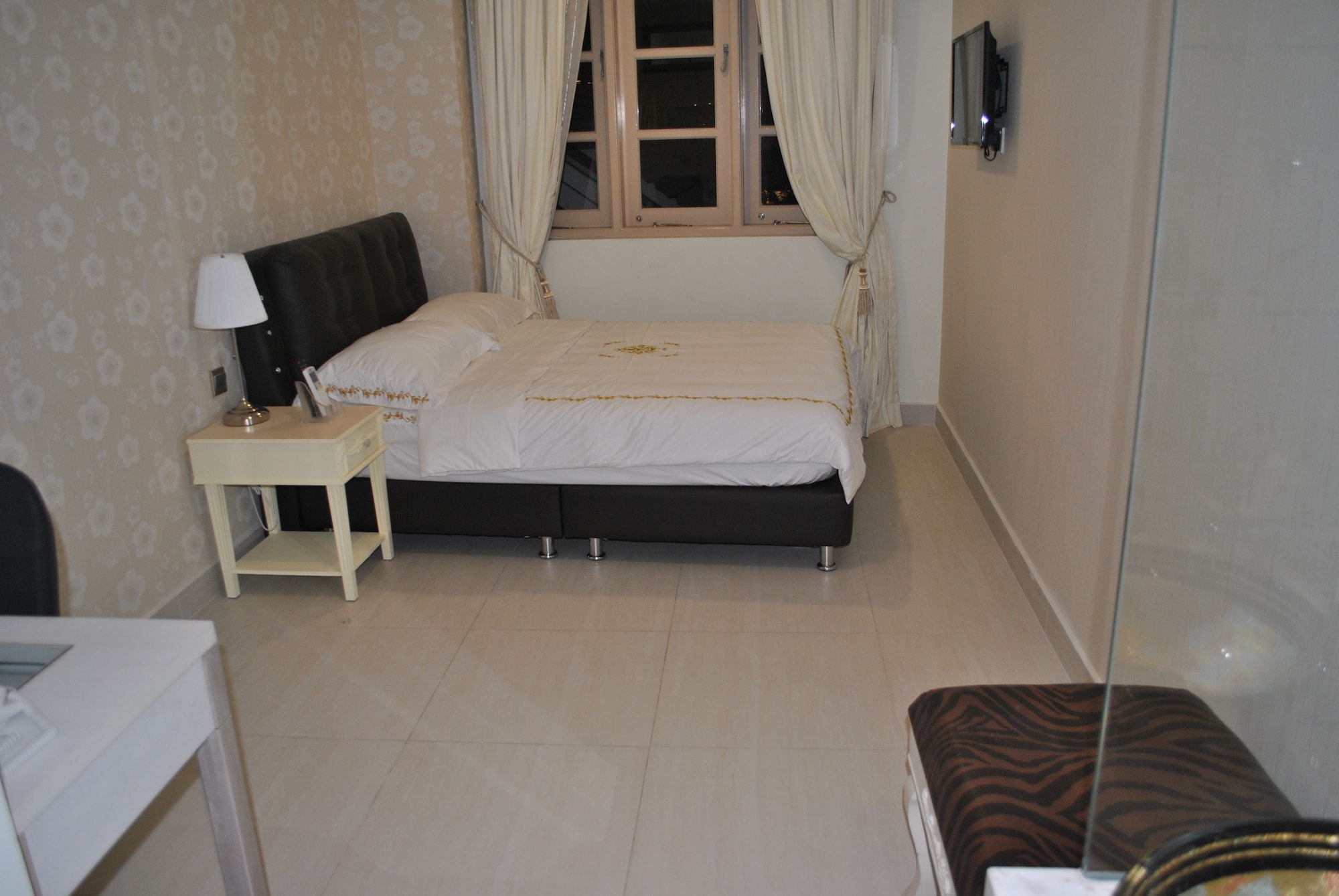 DELUXE, QUEEN BED