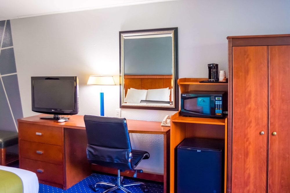 Quality Inn Merrimack - Nashua, NH 24/30