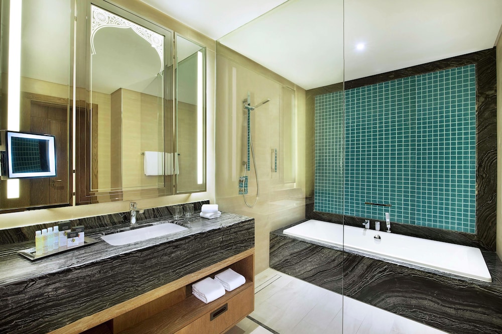 غرفة كلوب بسريرين كوين، Double Tree by Hilton Resort and Spa Marjan Island 6/6