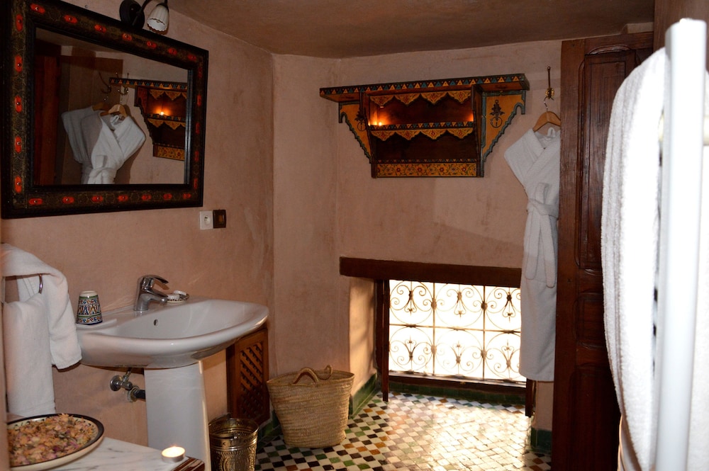 ROOM, DOUBLE OR TWIN BED