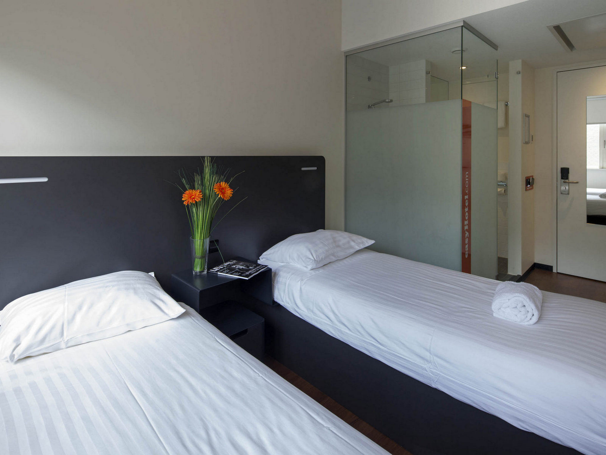 ROOM, TWIN BEDS