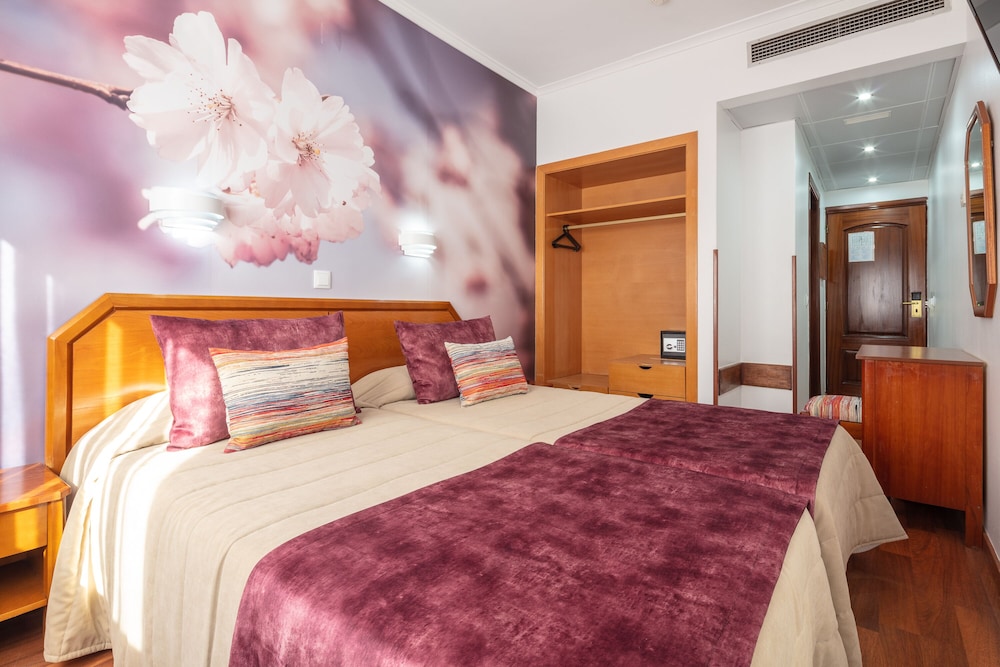 ROOM, DOUBLE BED