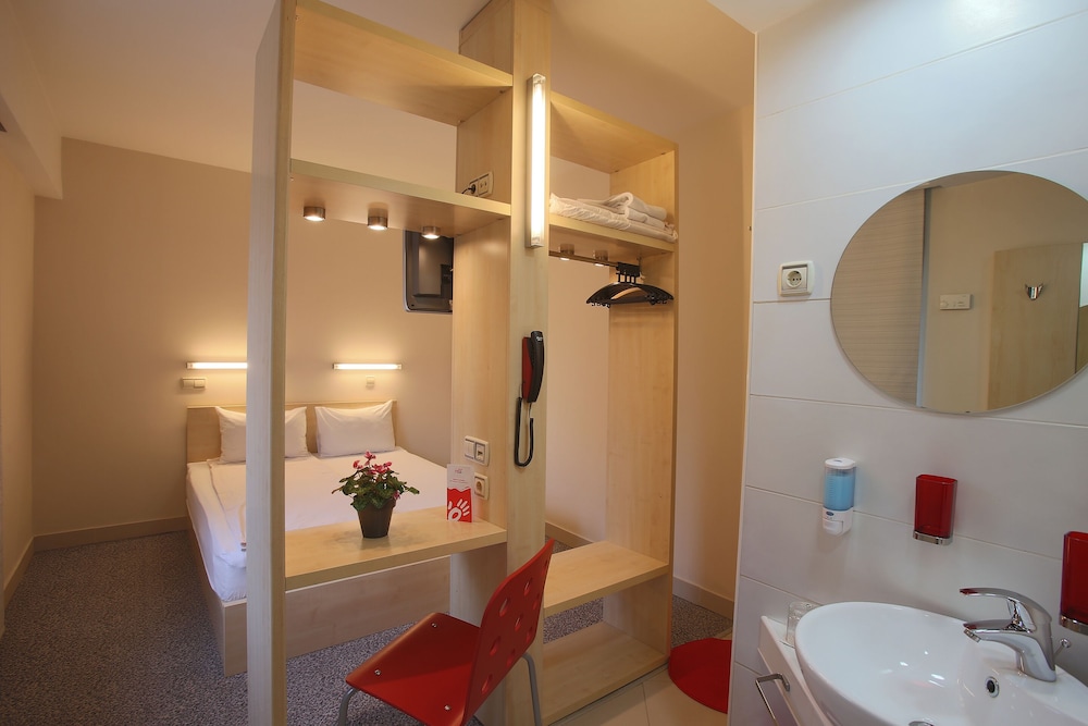 Hello Hotel 18/39