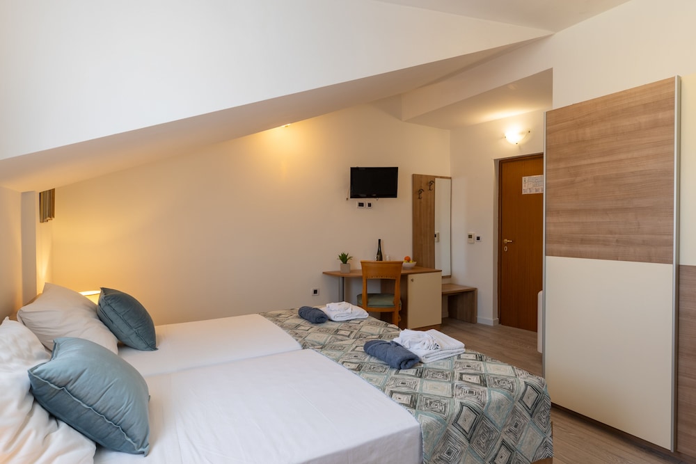 Hotel Villa Fontana 12/50